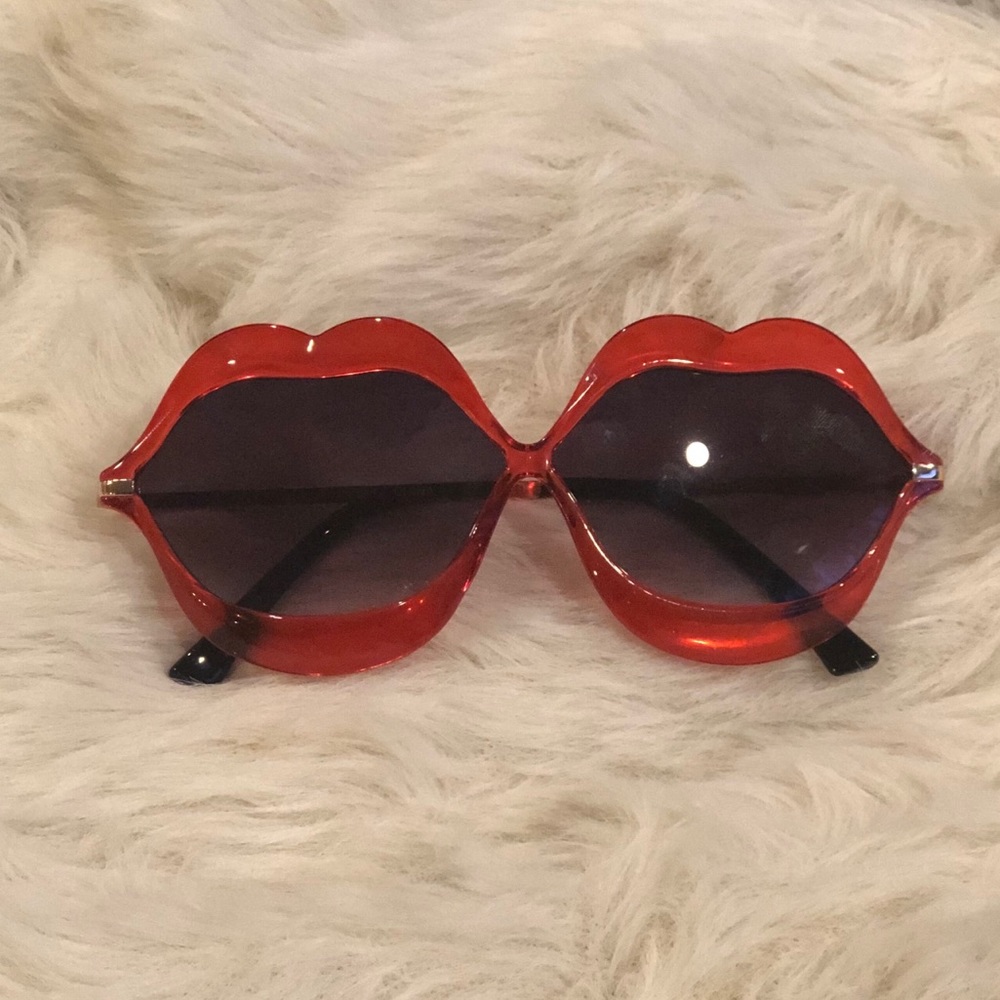 💥Buy 2 Get 1 FREE💥 Lip Sunglasses